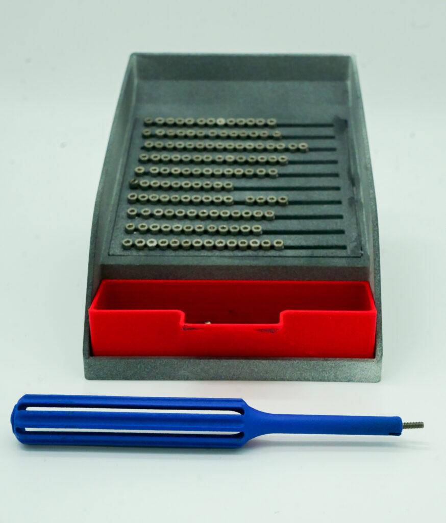 Montagevorrichtung Slide & Screw mit Schrauben-Einsatz, roter Auffangschale und Greifer