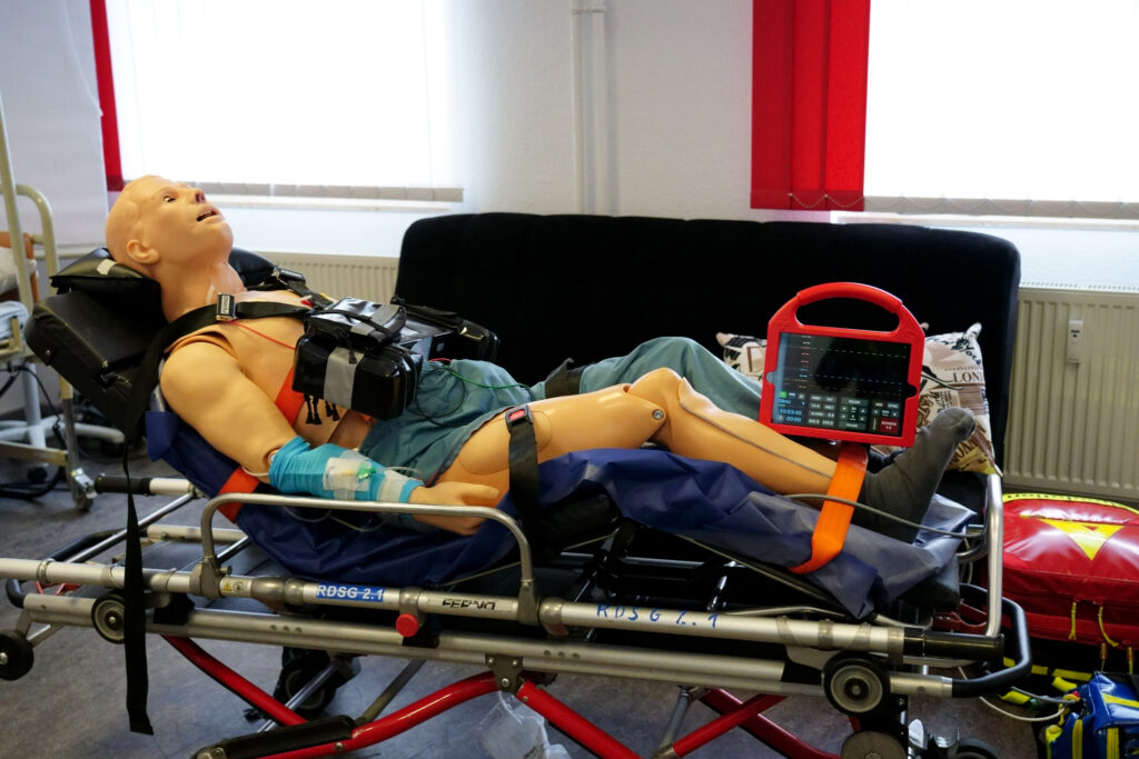 3D-gedruckte Trainingseinheit für die Defibrillator-Simulation am Übungsdummy